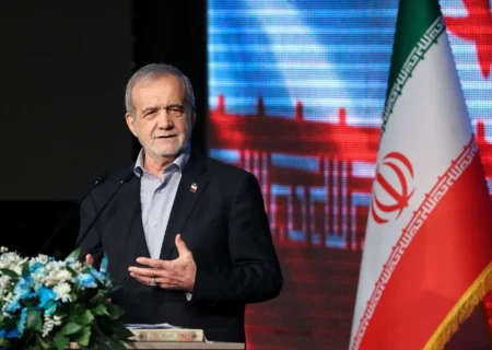 وظیفه همه ما تلاش برای حل مشکلات مردم است