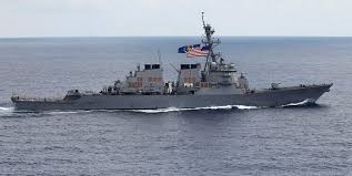 حرکت قايق صیادی بوشهری در تذکر به ناوشکن آمریکایی: