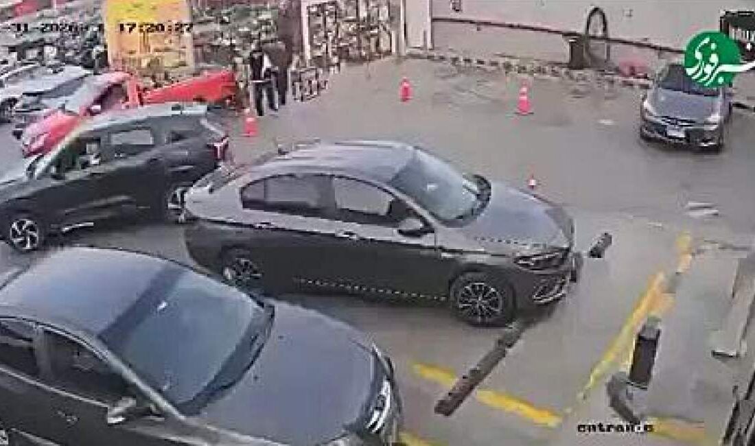 فرو رفتن پمپ‌بنزین قاهره در شکاف ۱۵ متری